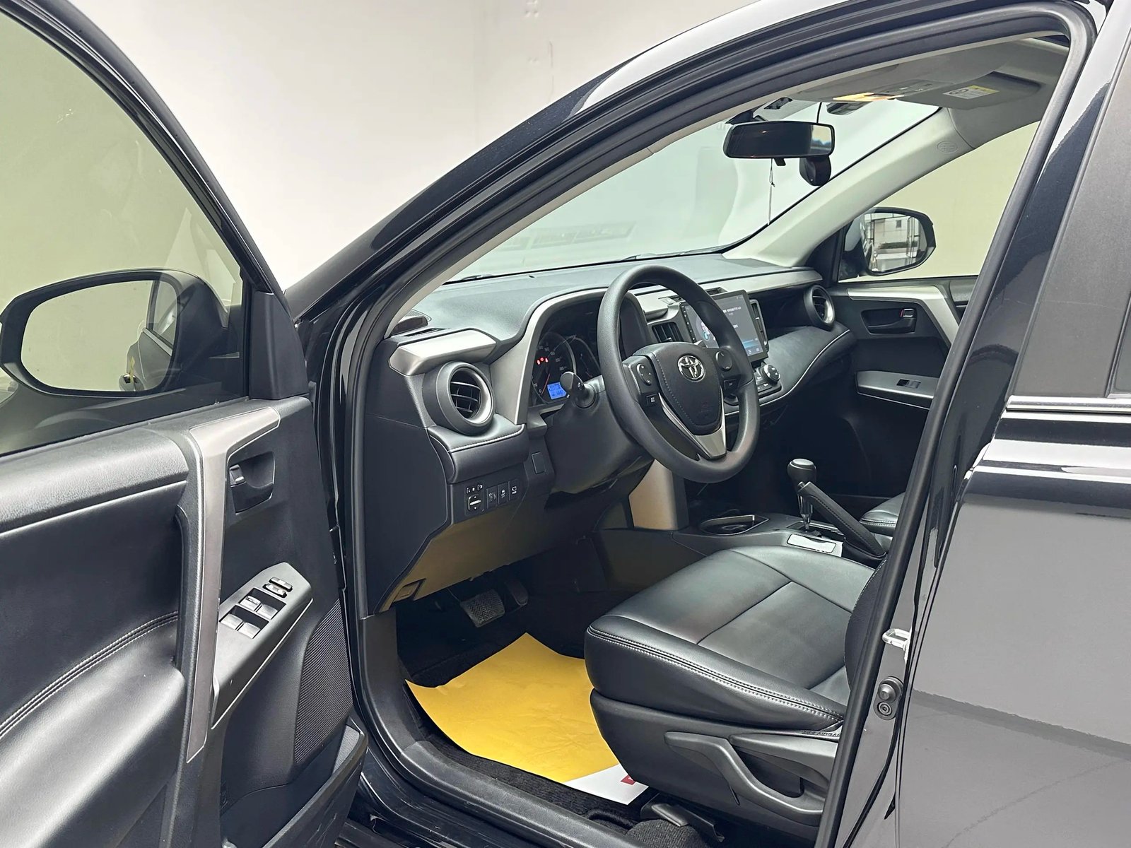 2016 RAV4 thumbnail 4
